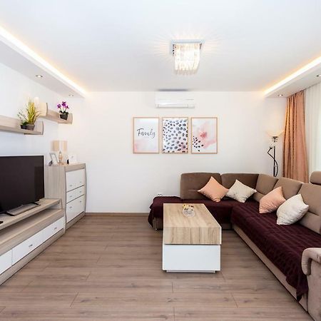 Apartments Iva Brstilo Omis Bagian luar foto