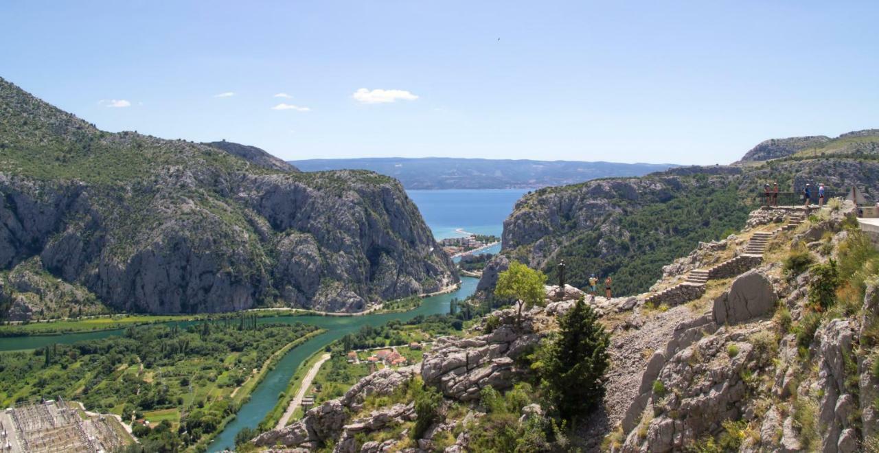 Apartments Iva Brstilo Omis Bagian luar foto