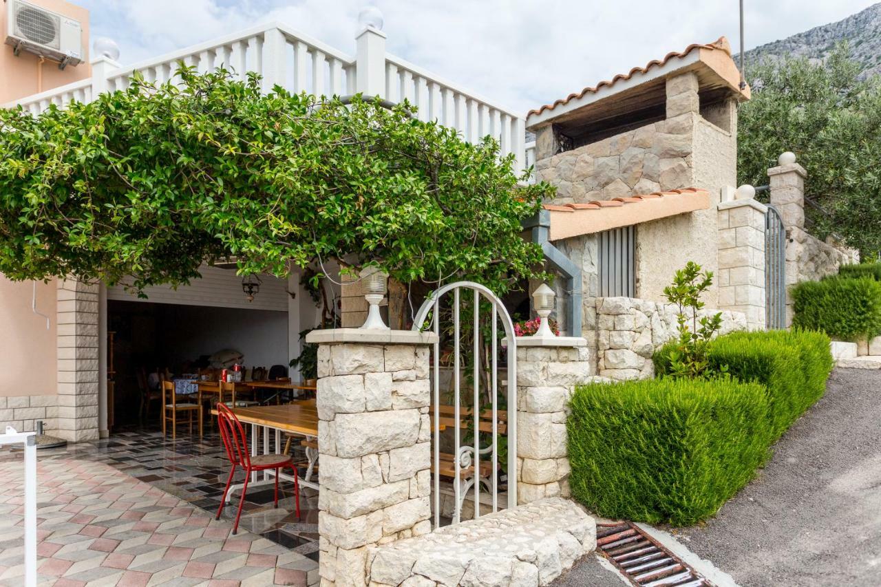 Apartments Iva Brstilo Omis Bagian luar foto