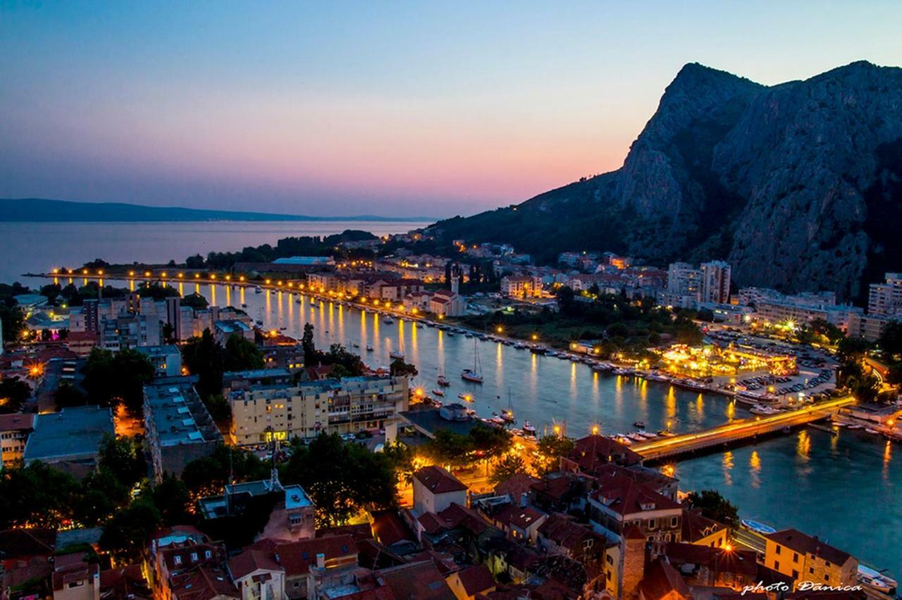 Apartments Iva Brstilo Omis Bagian luar foto