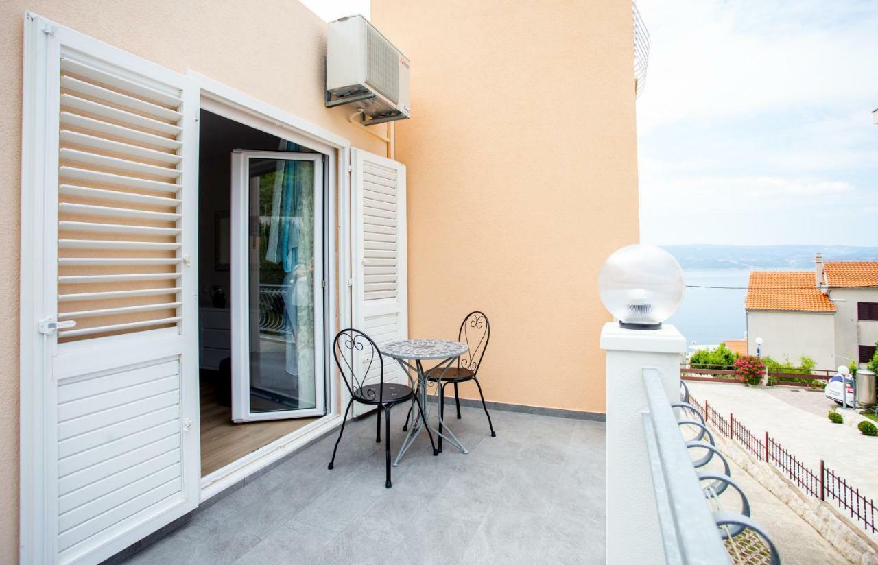 Apartments Iva Brstilo Omis Bagian luar foto