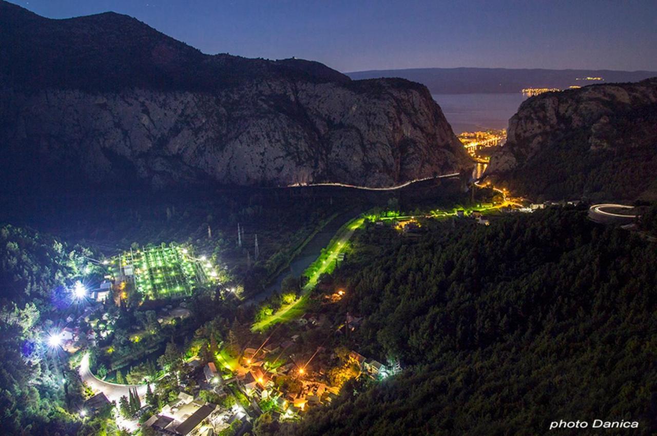 Apartments Iva Brstilo Omis Bagian luar foto